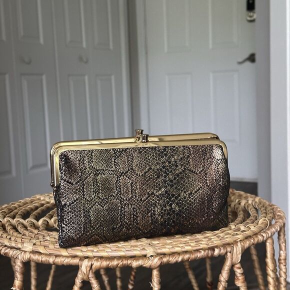 NWOT HOBO Lauren Halo Shimmer Leather Metallic Snakeskin Print Clutch Wallet - Picture 1 of 13